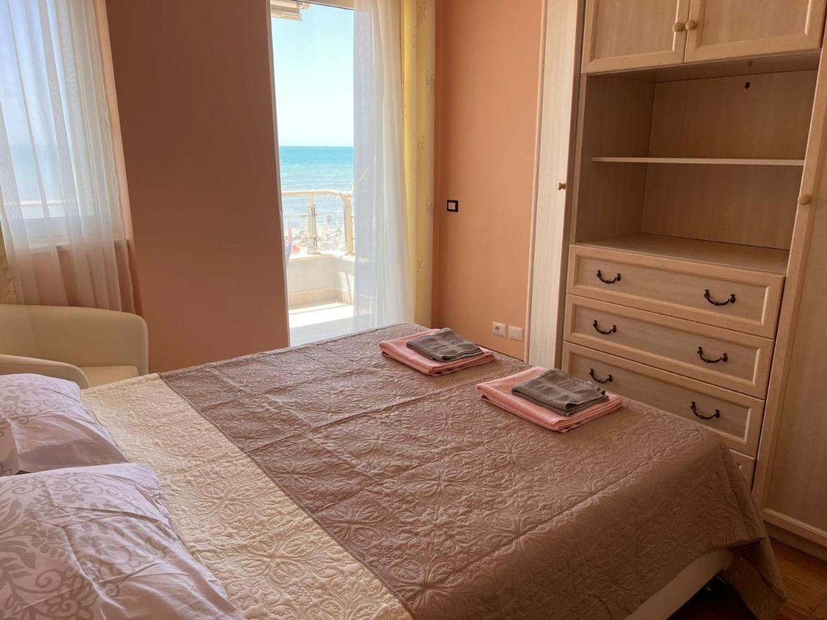 Sea View-Apartment On The Beach - Durrs2 Durres Bagian luar foto