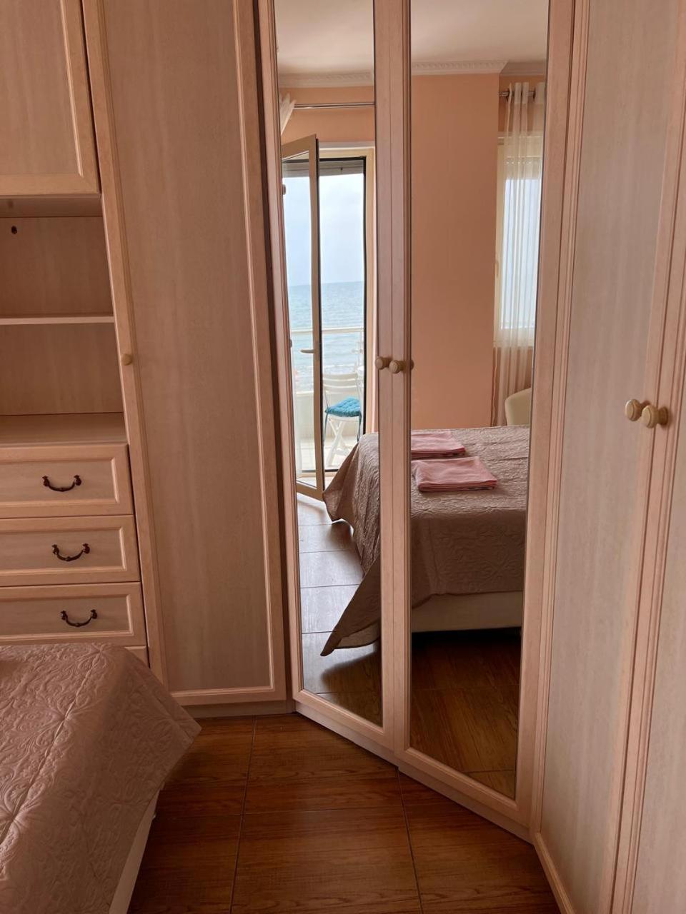 Sea View-Apartment On The Beach - Durrs2 Durres Bagian luar foto