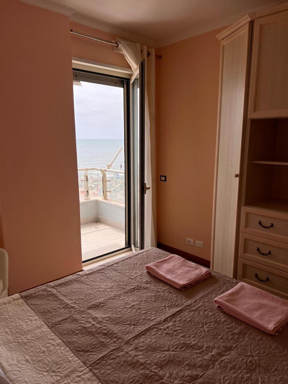 Sea View-Apartment On The Beach - Durrs2 Durres Bagian luar foto