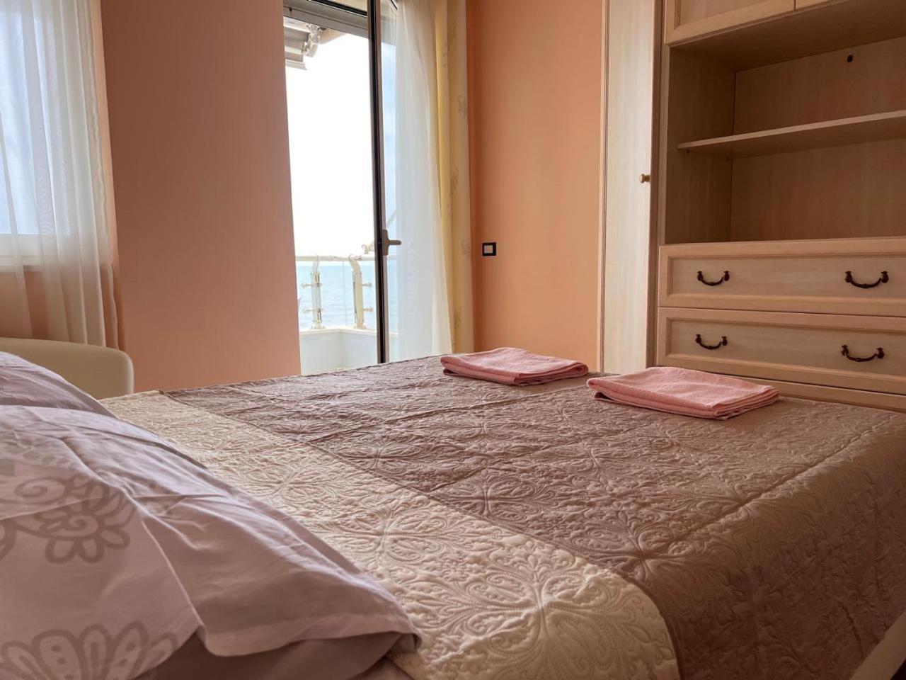 Sea View-Apartment On The Beach - Durrs2 Durres Bagian luar foto